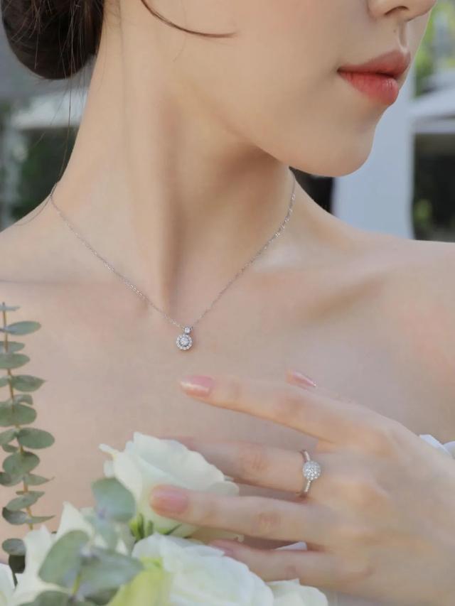 壹葡ONEBETS娛樂城：別再買鯊魚夾、大腸發圈了！現在流行這幾款配飾，好美！