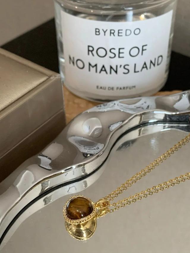 壹葡ONEBETS娛樂城：別再買鯊魚夾、大腸發圈了！現在流行這幾款配飾，好美！