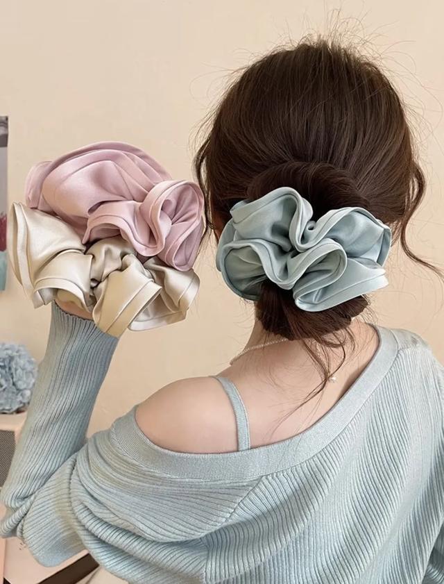 壹葡ONEBETS娛樂城：別再買鯊魚夾、大腸發圈了！現在流行這幾款配飾，好美！