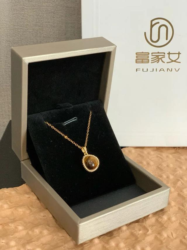 壹葡ONEBETS娛樂城：別再買鯊魚夾、大腸發圈了！現在流行這幾款配飾，好美！