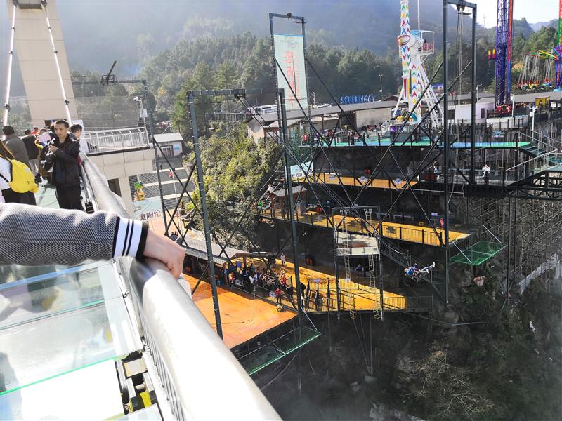 包含重庆旅游局回应女子玩高空项目坠落的词条